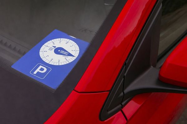 Foto: SP-X/mit KI-Unterstützung - In Österreich braucht man spezielle Parkscheiben mit feiner Skala Foto: SP-X/mit KI-Unterstützung - In Österreich braucht man spezielle Parkscheiben mit feiner Skala