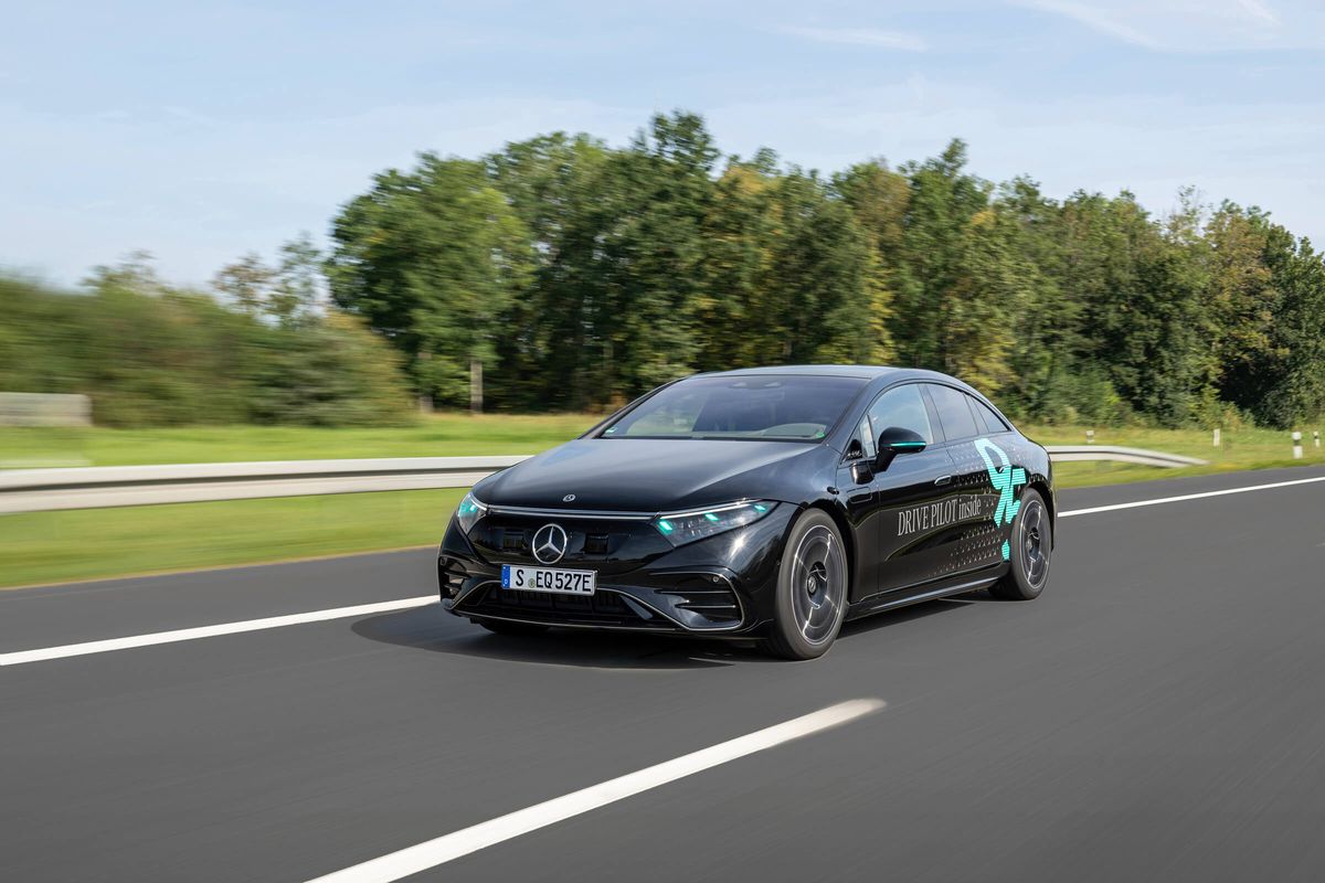 Mercedes darf nun auch in Deutschland türkise Leuchten einsetzen. Foto: Mercedes-Benz