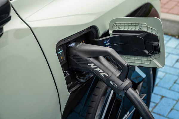 Bild: Strom an öffentlichen Säulen kann ganz schön teuer sein.  Foto: Kia